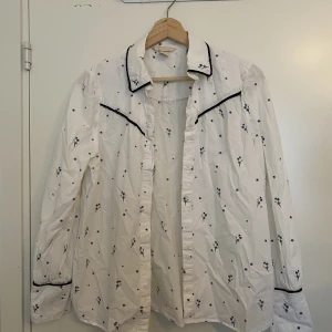 Vit blommig skjorta  - En skjorta med blommor 