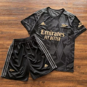 Arsenal T-shirt - Jag säljer ett par nya Arsenal T-shirts tillsammans med shorts för endast 659 kr. Leveransen tar ungefär 2 veckor. Eller så kan vi mötas upp i Västerås. Finns i alla storlekar. 