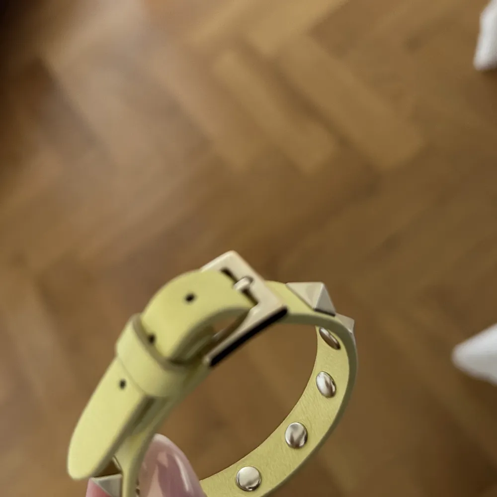 Valentino armband som aldrig kommit till användning, därav i nyskick🤍 Nypris 2945 kr!. Accessoarer.