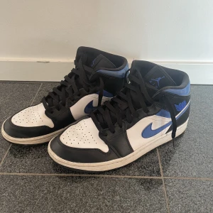 Jordan 1 mid - Jordan 1 mid white black royal. Har använts stundtals gånger. Skick 8/10. (Ny pris 2200kr)