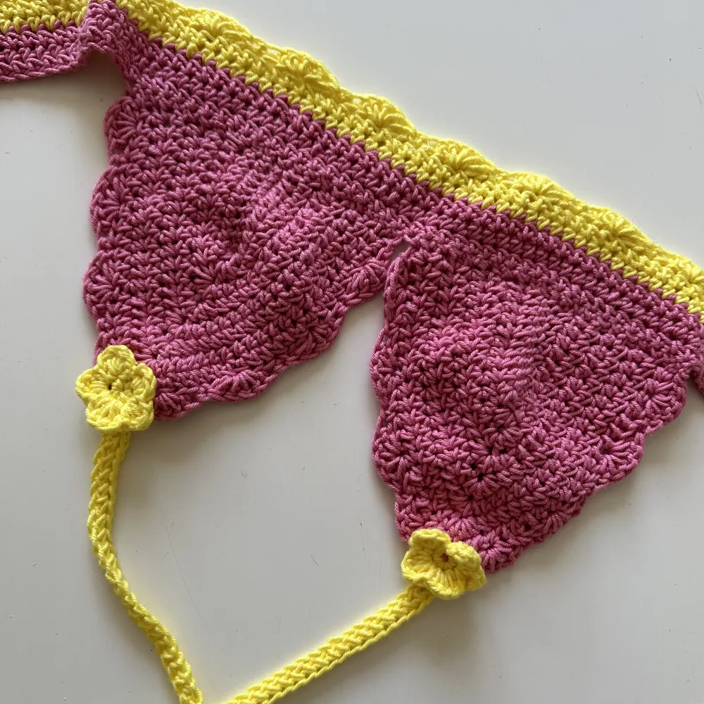 Handmade by ENGER , Cute hot pink crochet bralette with yellow trims and flower detailing. Cute core for all summer occasions.  100% Cotton Hand wash  Size  S- M / UK 8-10  Shown on model size EU 38 / UK10 ( 164cm / 5ft4 )  Handmade. Toppar.