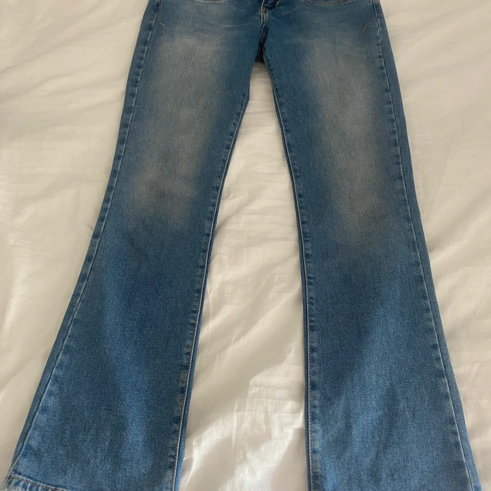 Säljer dessa snygga low lowest jeansen eftersom dom är för korta i benen på mig,  bra kvalitet, köpte dom för 909kr från Zalando, pris kan diskuteras 💓💓. Jeans & Byxor.