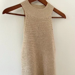 Haltertopp i stickat ♥️ - Super somrig stickat haltertopp från Zara ♥️ Den är inte på något sätt varm då materialet andas ♥️