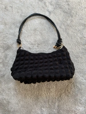 Väska  - Jättefin och rymlig handväska. Väldigt skönt material. Säljer eftersom ja har väldigt många väskor och behöver rensa❤️ hör av er för fler frågor 😊