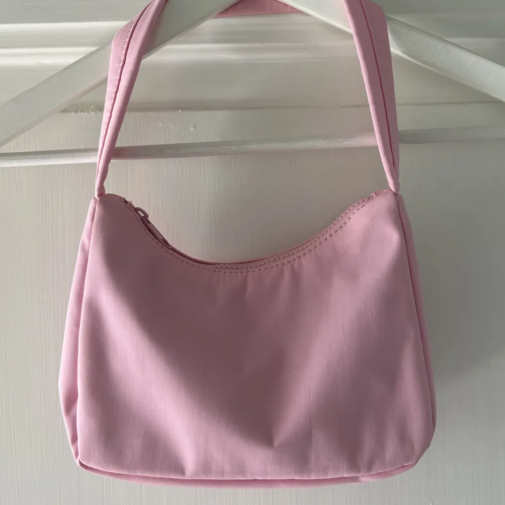 En rosa väska från ginatricot! Använd endast ett fåtal gånger så den är helt som ny! . Väskor.