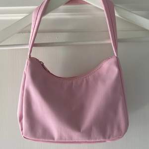 En rosa väska från ginatricot! Använd endast ett fåtal gånger så den är helt som ny! 