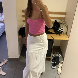 Långkjol - En superfin långkjol som använd 2-3 gånger, den har en liten defekt nere vid brodyret som jag sytt igen, men absolut inget man ser eftersom de smälter in.💞Finns på hemsidan just nu men inte storlek inne, köpt för 500 kr