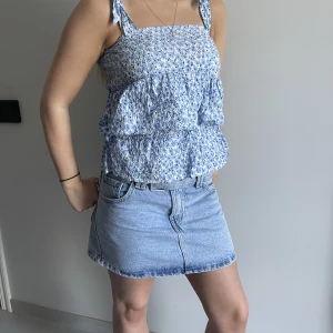Topp - Jättesöt topp med små blommor, perfekt till ett par vita jeans eller en kjol!🌸 Modellen är 153cm lång. Skriv till oss om du har några funderingar, vi svarar snabbt!💕Priset går alltid att diskutera så bara att höra av dig om du har prisförslag!🌸