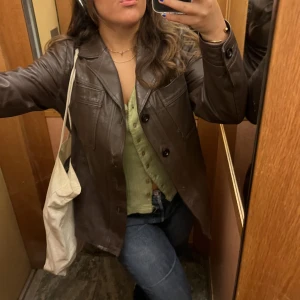 Brun skinnjacka  - Jätte fint mörkbrun skinnjacka, köpt second hand. Jackan sitter lite oversize på mig som är en st M ! 