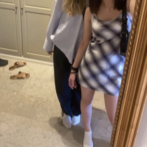 weekday tygklänning med mönster - söt tygklänning i bomull med mönster på. Helt ny, aldrig använt ute. Säljs då jag upplever den lite kort på mig. 