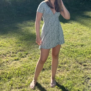 Sommarklänning  - Säljer min favorit sommarklänning som tyvärr blivit för liten. Klänningen kommer från pull&bear och är i storlek xs. Har ett litet hål på höger sida(se på bil tre) som knappt syns. Enkelt att sy ihop för hands.⭐️🌸