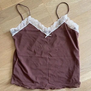 Vintage linne med spets - Superfint linne: köpt second hand så märke okänt. Passar en XS