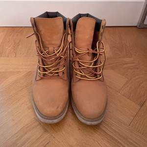 Sköna timberland skor som är sparsamt använda. ⚠️ Mycket smala i modellen. Perfekt till hösten 🍂🍁🪵🐿️