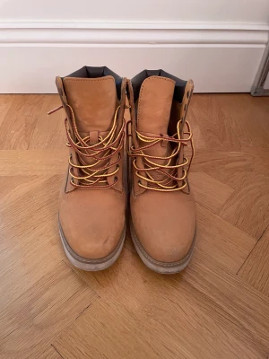 Timberland skor  - Sköna timberland skor som är sparsamt använda. ⚠️ Mycket smala i modellen. Perfekt till hösten 🍂🍁🪵🐿️