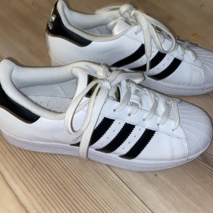 Adidas superstar  - Klassiska adidas superstar. Helt nya endast testade, sen har dom bara legat i garderoben. 