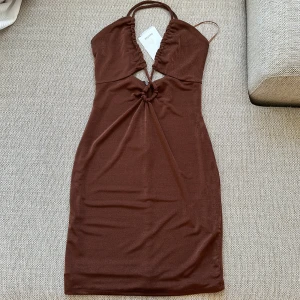 Klänning  - Helt ny oanvänd klänning från bershka. Den är M men den är liten i storleken så är man S kan man ha den också. Banden på ryggen är i kors. 