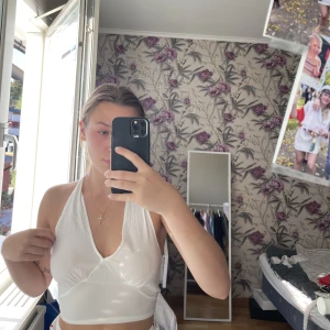 Topp från shein  - Vitt topp från SHEIN 🤍  Materialet är ganska genomskinligt men väldigt snyggt🤍 storlek S! Oanvänd 