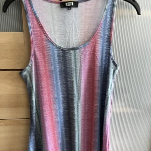 Linne - Ett linne i storlek XS, stor i storleken då den passar S-M. Väldigt fint skick! 