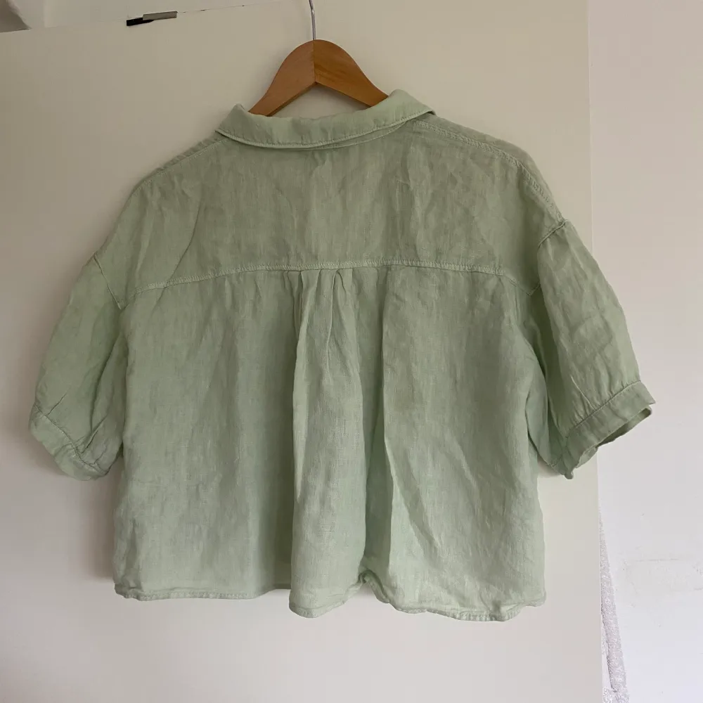 Jättegullig kortärmad linneskjorta från Zara, i en pastellgrön färg.   Frakt ingår ej.. Skjortor.
