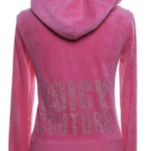 Juicy tröja - Säljer den här fina juicy couture tröjan i gammal modell köpt på sellpy för 350 kr! Bra skick och inte använd mycket. Säljer för 190kr 💞 Bilderna är lånade på sellpy skriv för fler bilder.