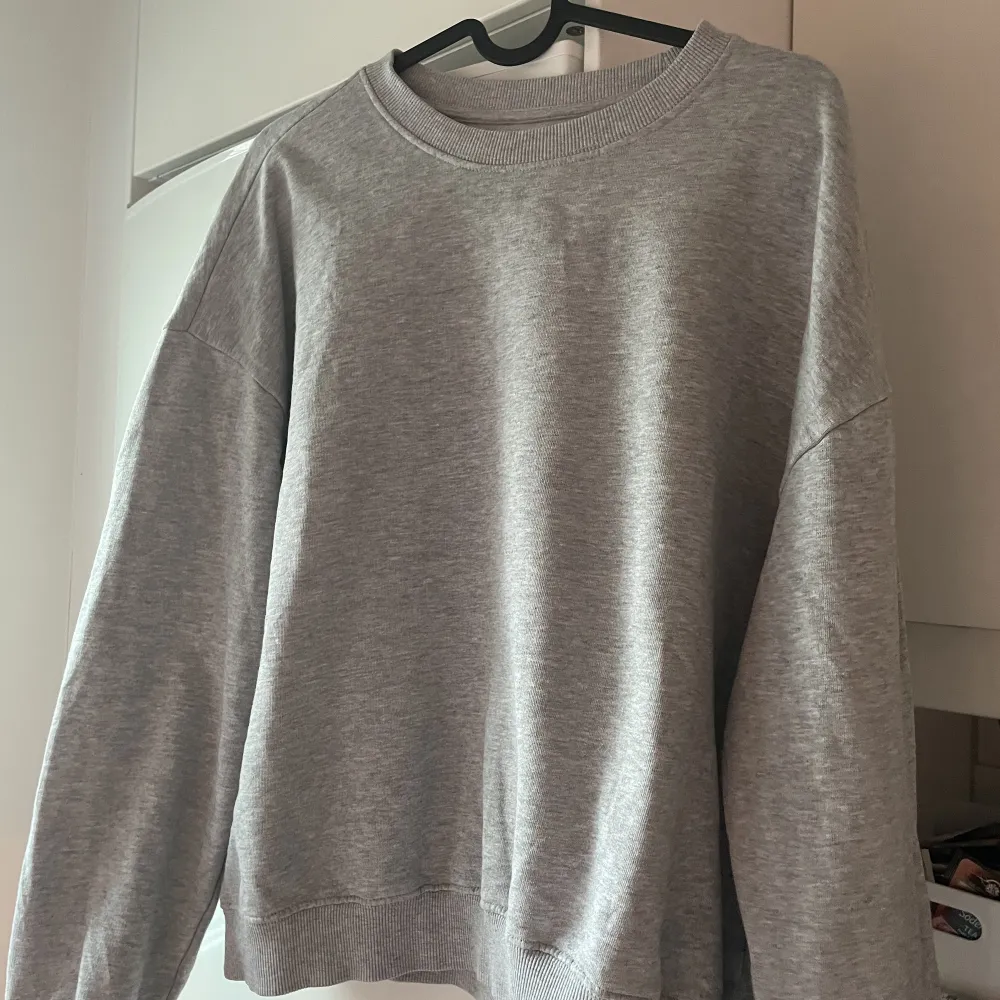 Säljer denna Sweater från Lager 157 då den inte kommer till användning längre🩷 sen helt vanlig grå tjocktröja utan några konstigheter!🌸💕. Tröjor & Koftor.