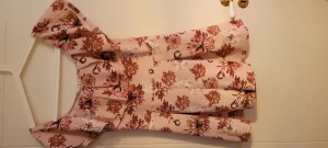 Klänning  - Se givet pris på diverse klädesplagg och storlek. Pris kan diskuteras vid snabb och bra affär.