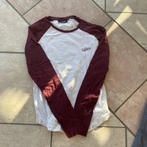 Långärmad tröja - Fin tröja som jag knappt använt. Säljer pågrund av att jag aldrig använder den. 