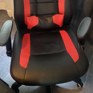 Gamingstol  - Säljer min killes spel stol i hyfsat använt skick då den inte används mer. 