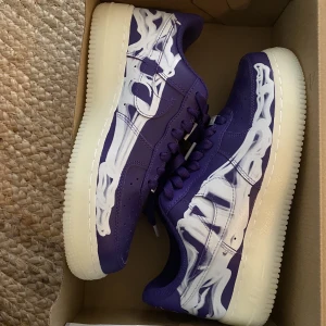 Air force 1 purple skeleton - Aldrig använda, skick 10/10. Köpta på snkrs