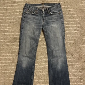 7 for all mankind lågmidjade jeans - Jätte fina o snygga jeans som jag köpt här från plick. jätte bra skick men tyvärr för korta och även för små, själv är jag 169. Midjemått: 38cm på en sida/ 78 cm runt hela & innerbenslängd: 76 cm. 