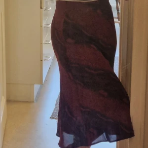 Kjol - Jättefin kjol köpt second hand! Mönstrad. Inte stretchig men har bra passform