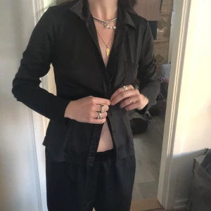 Skjorta/topp - Fin topp som saknar två knappar som jag inte brukar använda. Min vän på bilden är en storlek XS men funkar även på en S.