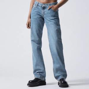 Säljer dessa populära jeans då de tyvärr inte passar mig i storlek längre. Jeansen är från Weekday och är i mycket fint skick! (Nypris 590kr). Köparen står för fraktkostnaden 💕