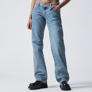 Weekday low waist jeans - Säljer dessa populära jeans då de tyvärr inte passar mig i storlek längre. Jeansen är från Weekday och är i mycket fint skick! (Nypris 590kr). Köparen står för fraktkostnaden 💕
