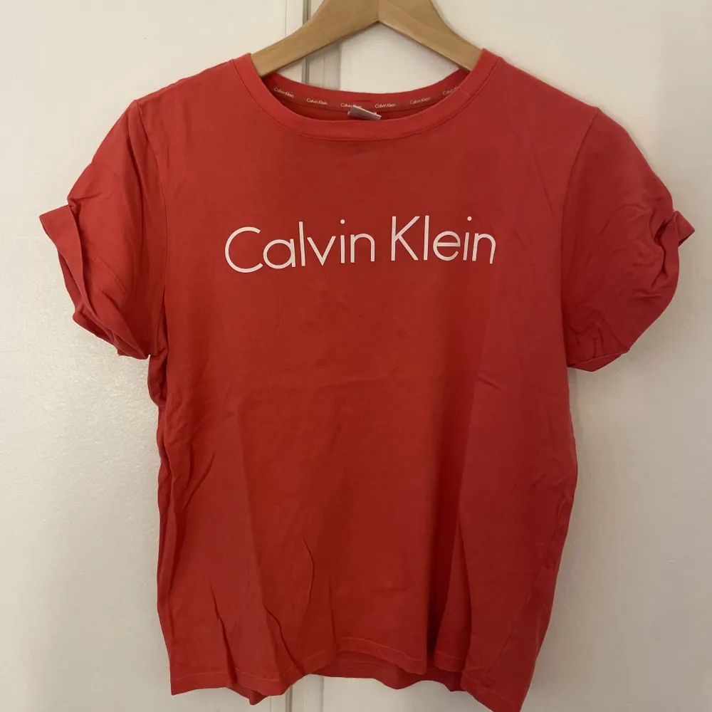 En rosa t-shirt från Calvin Klein. Storlek: S. T-shirts.