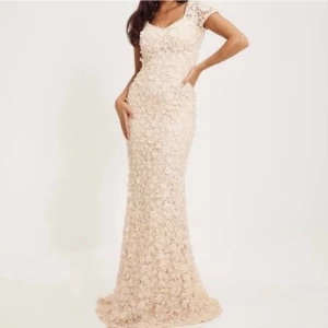 Ida Sjöstedt balklänning - LÄGG PRISFÖRSLAG!! Intressekoll på världens finaste balklänning 🤍 uppsydd för mig som är 168 ish + klack Nypris: 5699kr använd en kväll och den har inga tecken på användning, är 38 men sitter som en 36