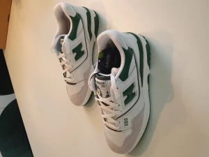 New Balans 550 stl 41,5 - Helt nya New Balans 550 withe/green sneakers. Säljes    p g a fel stl. Aldrig avända. Upplevs små i storleken.