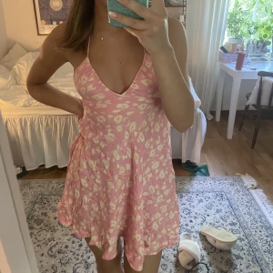Söt sommarklänning - Superfin ljusrosa klänning från Zara. Jätteskönt o luftigt material, man knyter den i nacken. 