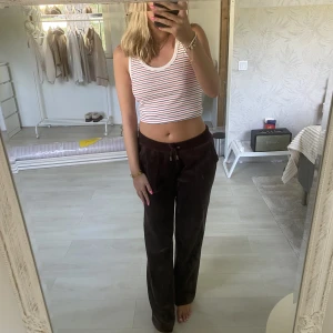 Juicy byxor  - Använt endast 5 fem gånger cirka! Fin mörkbrun färg!