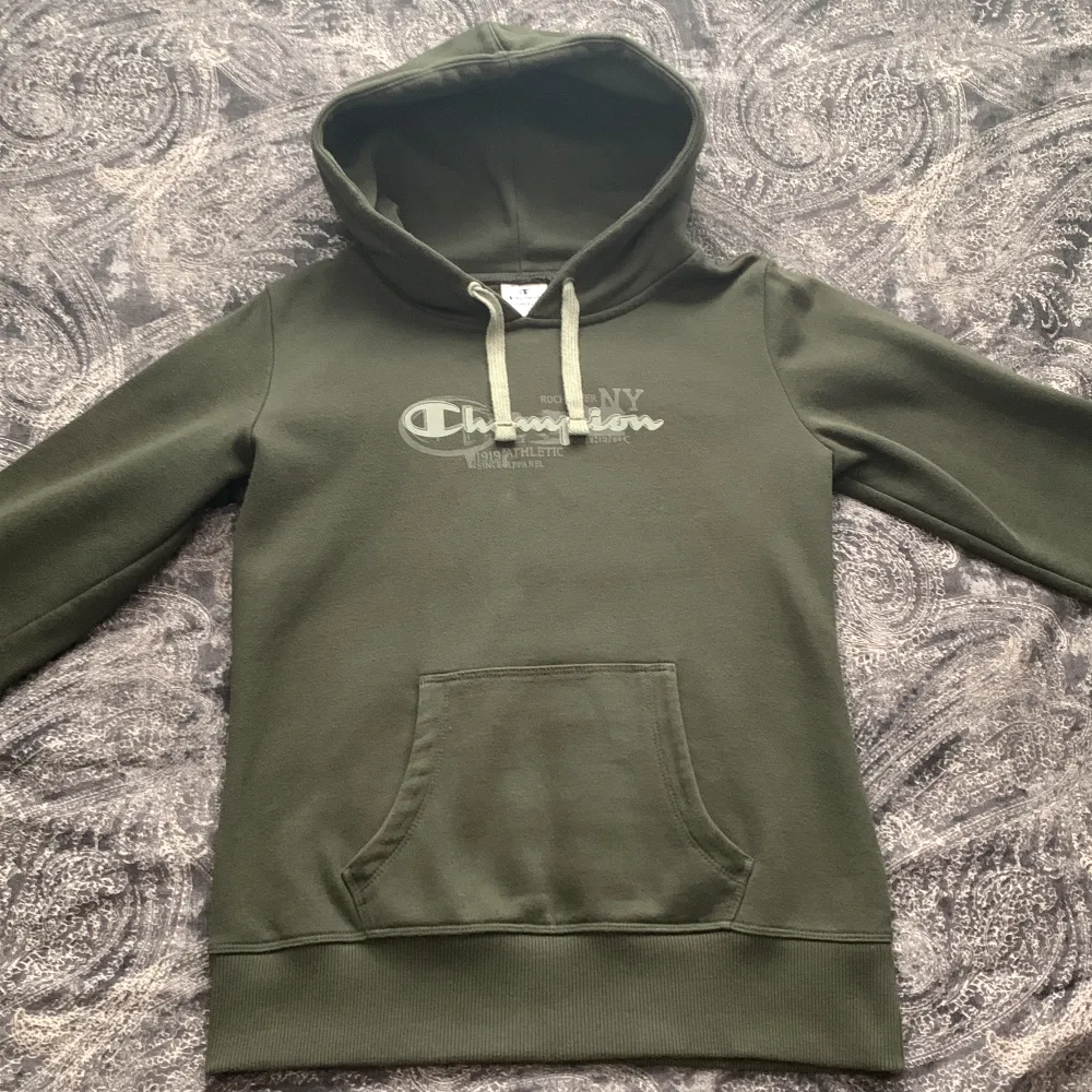 Mörk grön champion hoodie  Storlek: S   Använd någon gång, är som ny!  . Hoodies.