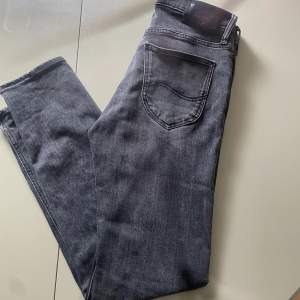 Säljer dessa lee jeans då de aldrig används Size 30W 32L