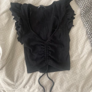 Tröja från Gina  - Jättesöt tröja till sommaren från zara i storlek s. Säljer p.g.a att den inte kommer till användning. Den är i mycket fint skick 