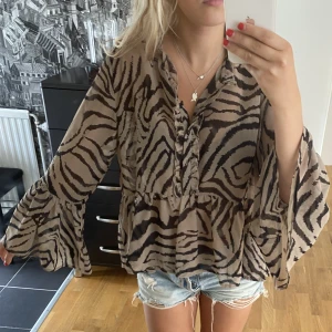 Mönstrad blus - Fladdrig cool blus från object. Storlek 42 men jag brukar ha 34-36 och den passar prima. Pris plus frakt 👐🏼(ANVÄND EJ KÖP NU!)