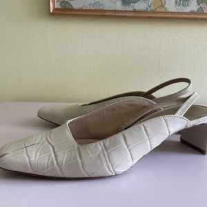 Klackskor - Söta kittenheels från Otherstories. Använd några gånger men i gott skick! Sulan saknas på ens klacken men går att åtgärda lätt.