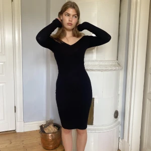 Svart klänning - Otroligt smickrande klänning🖤saknar lappar men passar en S. 90-talsvibes!