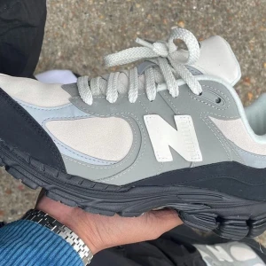 New Balance 2002r The Basement Stone Grey - Sällsynta Limited Edition New Balance 2002r collab med The Basement. Kom DM vid några funderingar!