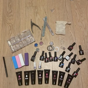Polygel sett - 8 olika färger polygel, 12 olika gellack, Top coat, Base coat, 4 glitter, Polygeltippar, vanliga tippar, 3 klämmor till polygelet, nagelbandspusher, 2 filar, 4 buffrar, 2 nagellim, 1 pensel, 3 nageltejpar, tippklippare