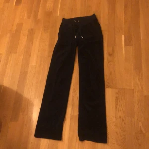 Juicy byxor - Skulle vela byta ut mina mörk blå juicy byxor mot ett par röda i storlek xxs, eller så kan man köpa dom😁💕