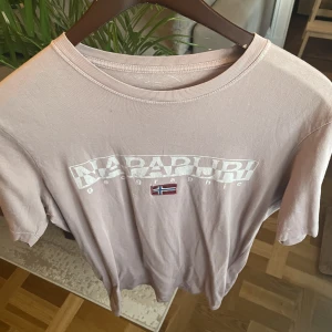 Napapijri tshirt - Knappt använd napapijri tshirt i peach färg. Köpt för ca 500kr utomlands 