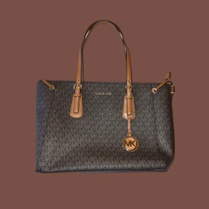 Michael Kors väska stor - Helt ny, äkta Michael Kors väska! Storlek: stor. Helt oanvända, fick den som en gåva men säljer då den inte är min stil🤎✨ Inga slitningar eller skador ALLS! Nypris, ungefär 3000kr  Kan gå ner i pris